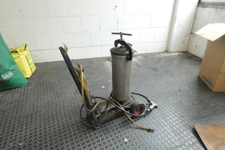 mobile Fußhebelfettpresse
